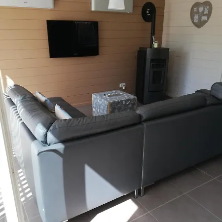 Maison 3 A 200 M De La Des Lacs De L Eau D Heure بيت للعطل *